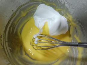 取1/3蛋白霜加入蛋黄糊中翻拌均匀