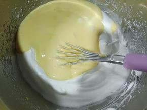 全部倒入剩余的蛋白霜中