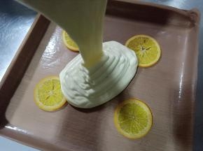倒入烤盘