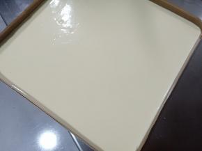 刮平表面，轻拍底部震去大气泡