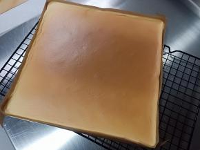 出炉后晾至没有大的热气后脱模