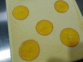 翻面轻轻撕去油布，再反过来，如果不放夹心这时就可以卷起来了，如果要夹奶油的话需晾凉