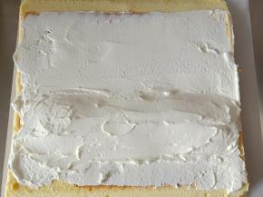 150克淡奶油加15克糖打发后均匀的抹到蛋糕片上，卷的这头要多抹一些