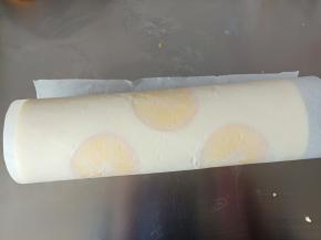 借助擀面杖，油纸卷起来，放冰箱冷藏半小时定型后就可以开吃啦