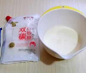 准备奶油打发，淡奶油倒入器具中，加入白砂糖，电动打蛋器打发即可。 我用的是无硫双碳糖，家中有老人的可以用它家的木糖醇 不含蔗糖，送礼过节食用都很好。