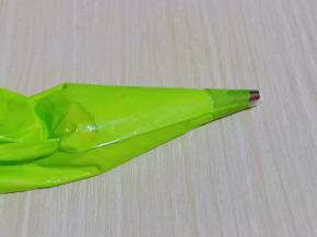 将打发的奶油装入裱花袋中。(记得先装裱花嘴哈)