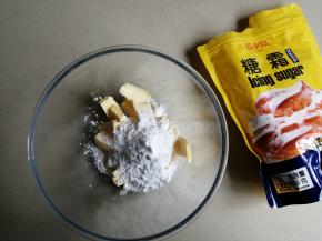 黄油软化好后，加入糖粉