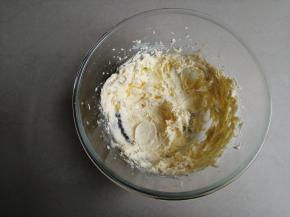 用电动打蛋器的打蛋头先将黄油和糖粉压拌混合一下，再启动电源，这样可以防止黄油飞溅出来。将黄油打发至颜色变浅，体积膨大