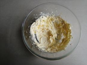 用电动打蛋器的打蛋头先将黄油和糖粉压拌混合一下，再启动电源，这样可以防止黄油飞溅出来。将黄油打发至颜色变浅，体积膨大