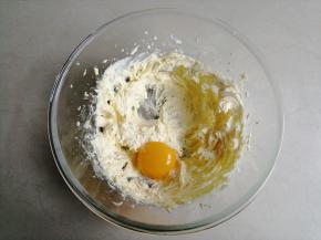 分两次加入蛋黄，每加入一次，就用打蛋器打发几下，拌均匀后才加入下一个蛋黄