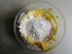 打发好后，将面粉和盐过筛进去