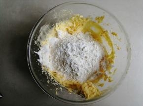 打发好后，将面粉和盐过筛进去