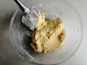 用刮刀压拌成团