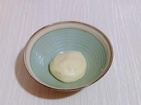 将炒好的面团取出，放入器具中，晾至余温。