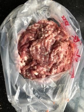 猪肉买的时候就让人帮忙清洗搅碎了。