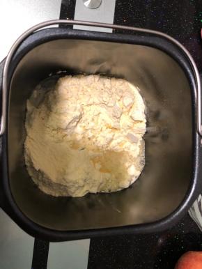 根据饺子粉包装后面的提示300g饺子粉加174g清水放入面包机中自动和面15分钟。