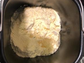 根据饺子粉包装后面的提示300g饺子粉加174g清水放入面包机中自动和面15分钟。