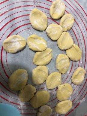 切成等量的小剂子，用手按一下。(我的这个切太大了，所以后期用了杯子加工饺子皮)
