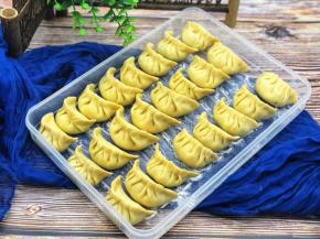 把所有的皮加上馅，包好饺子。