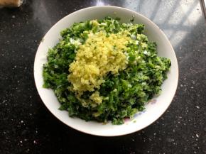 可以开始剁馅料。青菜清洗后开水烫一下捞出剁碎，葱姜切末备用。