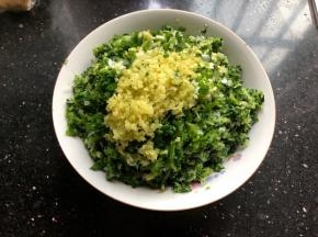 可以开始剁馅料。青菜清洗后开水烫一下捞出剁碎，葱姜切末备用。