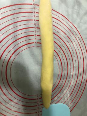 半小时后把面团擀成长条。