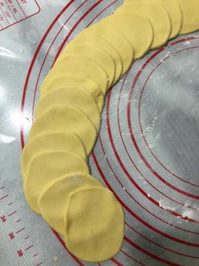 擀成大小相等的饺子皮。(我是擀好以后用瓶子按出来大小相等的。)