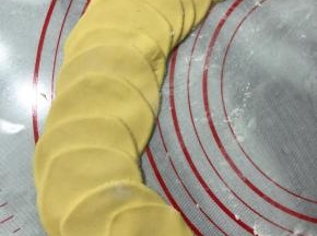 擀成大小相等的饺子皮。(我是擀好以后用瓶子按出来大小相等的。)