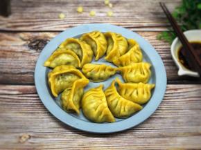 蒸好的饺子颜色特别漂亮，让人很有食欲。