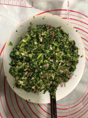 青菜和猪肉加上适量的盐，鸡精和油搅拌均匀。(加盐的时候少量少量的加，婆婆说基本能闻到馅料的香味就说明盐差不多可以了！)