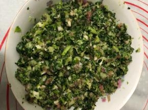 青菜和猪肉加上适量的盐，鸡精和油搅拌均匀。(加盐的时候少量少量的加，婆婆说基本能闻到馅料的香味就说明盐差不多可以了！)