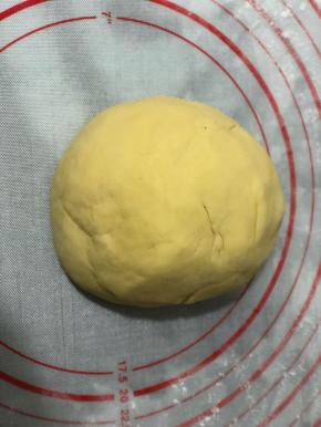 和成一个光滑的面团，盖保鲜膜静置半小时。