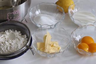 准备好食材，鸡蛋需要称重，大约是3个蛋的量。鸡蛋分蛋到无水无油的干净容器中。