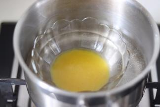 黄油隔热水融化成液态。