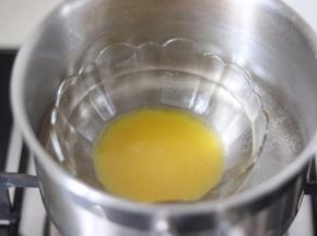黄油隔热水融化成液态。