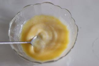 剩余的液态黄油和牛奶混合搅匀。