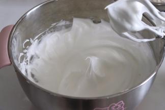 直到打发到拉起打蛋器，出现小的尖角，蛋白状态细腻有光泽即可。