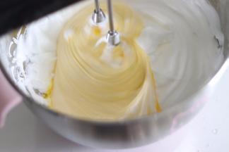 倒入蛋黄，电动打蛋器低速搅拌均匀。