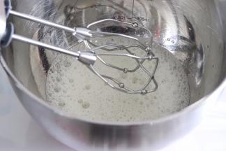 蛋白打散，加入3-4滴柠檬汁，打到出现大气泡的时候，加入1/3细砂糖。细小泡泡的时候，加入1/3细砂糖，细腻有纹路出现的时候，加入剩余的细砂糖。