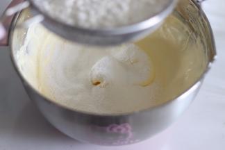 筛入低筋面粉。