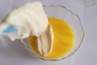 取一部分和之前准备好的黄油牛奶混合液，拌匀。