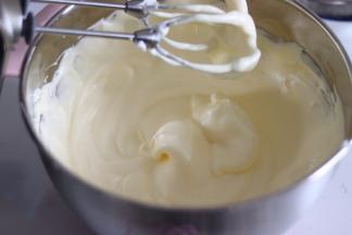 直到如图的状态，会比全蛋打发更加的稳定。采用分蛋制作的海绵蛋糕，口感不粗糙。