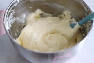 用刮刀轻轻翻拌均匀，不见干粉。