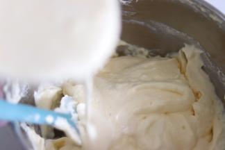 倒入到蛋糊中，依旧用刮刀轻轻翻拌均匀。