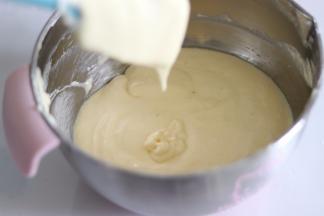 这样制作出来的蛋糊，稳定性好，蛋糊消泡少。