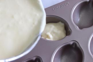 倒入到准备好的模具中。8、9分满。