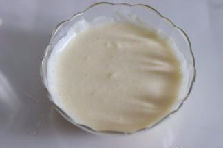 得到了黄油糊，会比直接用黄油液倒入蛋糊中，更容易混匀。