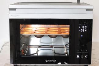 至少在入烤箱前10分钟，以160度预热烤箱。烤箱是长帝ZTB32Q蒸烤二合一多功能烤箱。（提前掌握好时间），预热好以后，用160度烤19分钟即可。