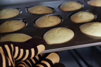 蛋糕出炉放到晾网上，稍微晾一下，即可脱模了。