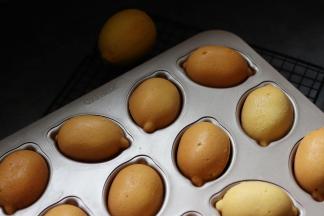 柠檬模具做出来的蛋糕，造型十分逼真，长帝这款蒸烤箱烤出来的蛋糕十分美味，受热均匀，口感表里如一。